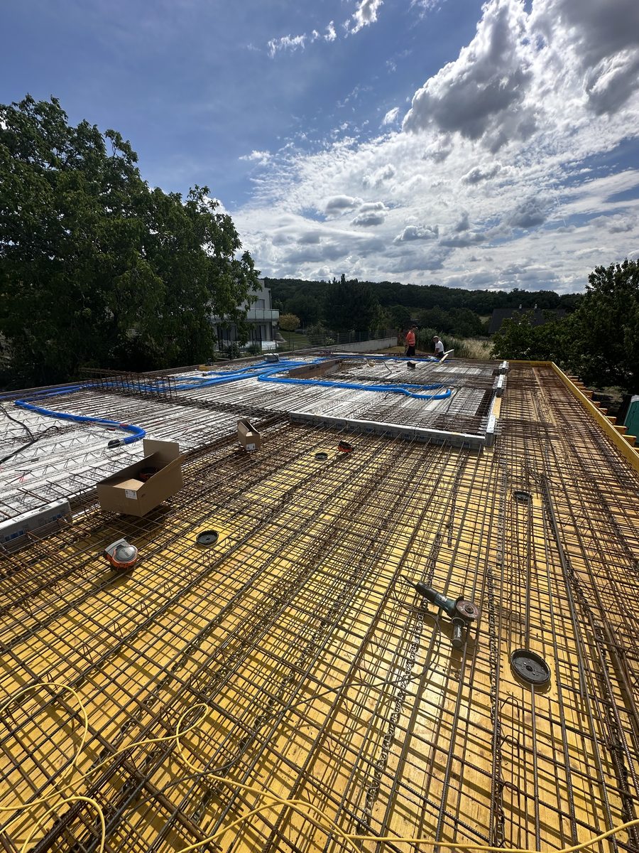 Baustelle im Freien mit vorbereiteter Leerverrohrung in der Geschoßdecke