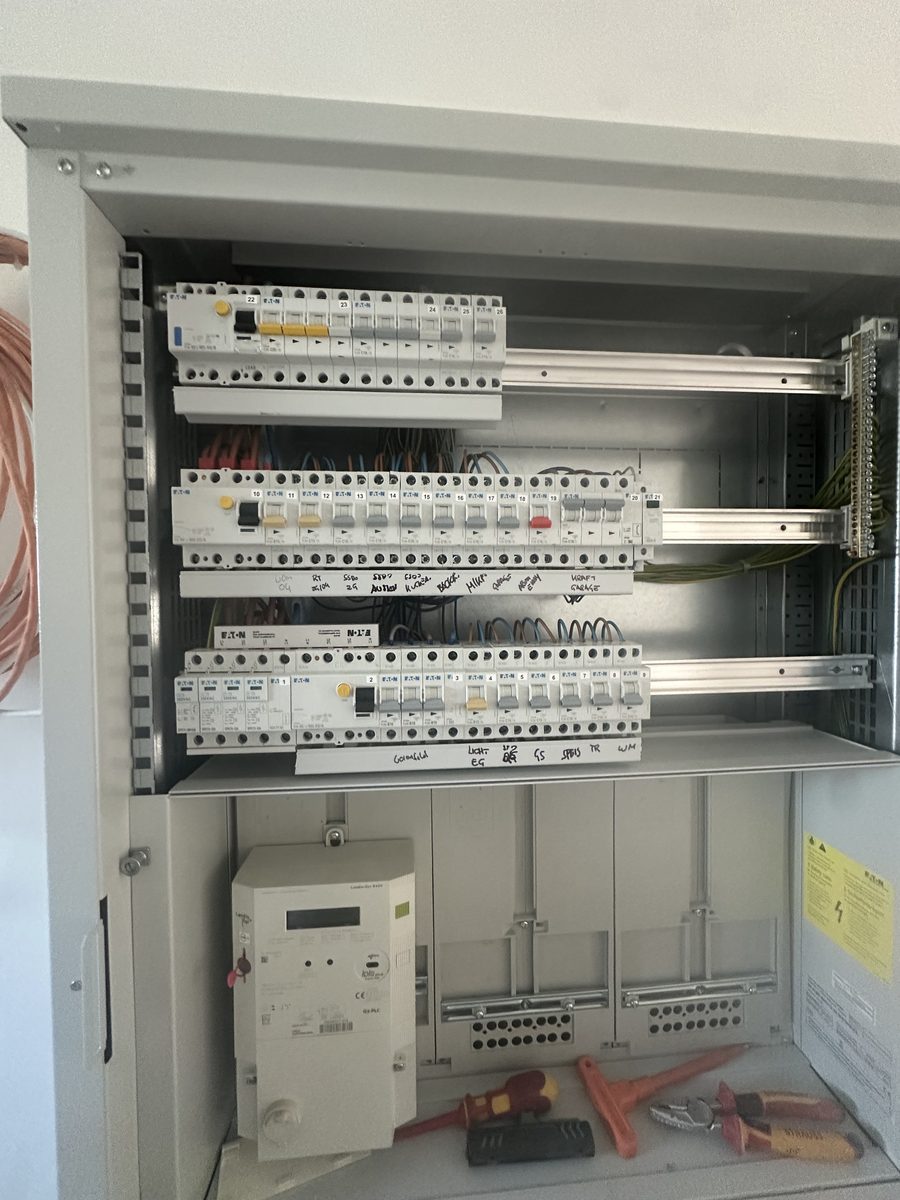 Arbeit am geöffneten Sicherungskasten