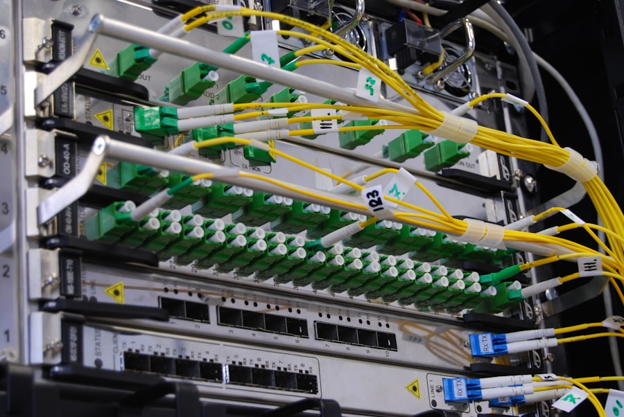 Netzwerk-Rack mit Glasfaser – Symbolfoto